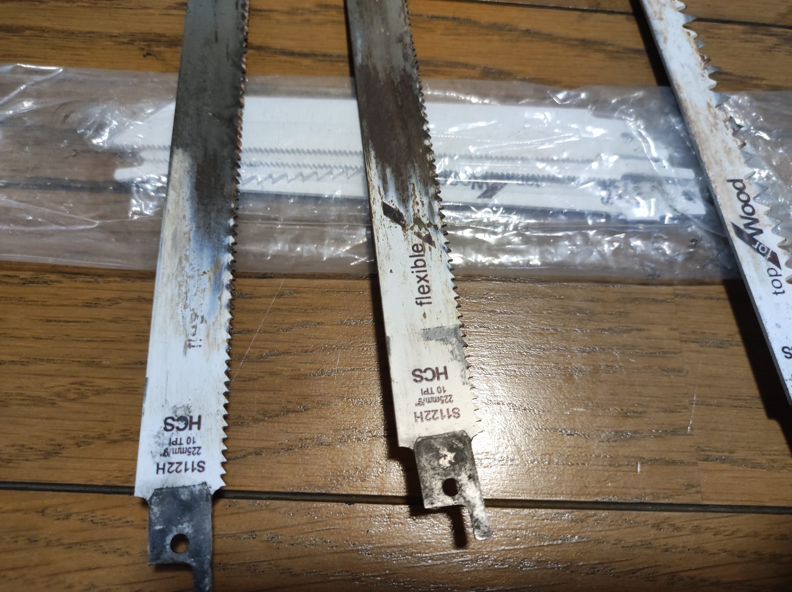 錆びた付属刃の刃先のアップ