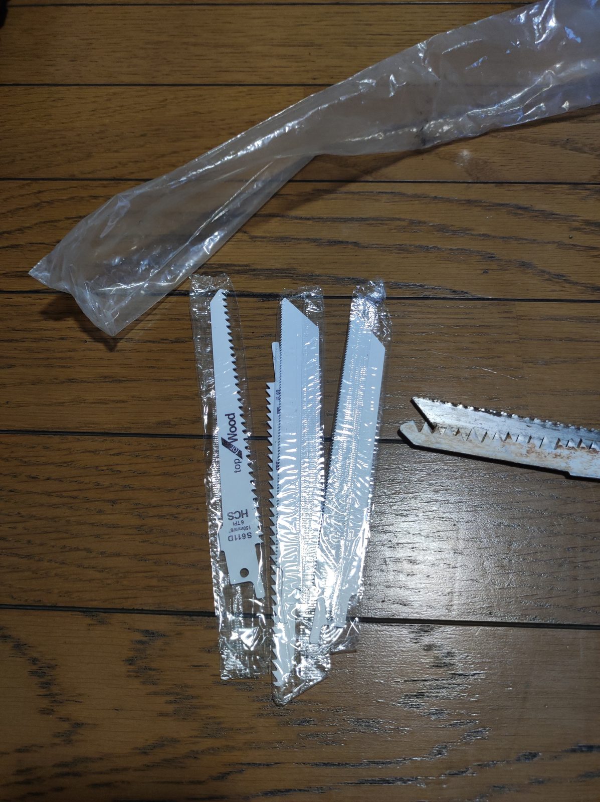 袋のまま残った付属刃と、2年使って錆びた付属刃を並べた比較写真
