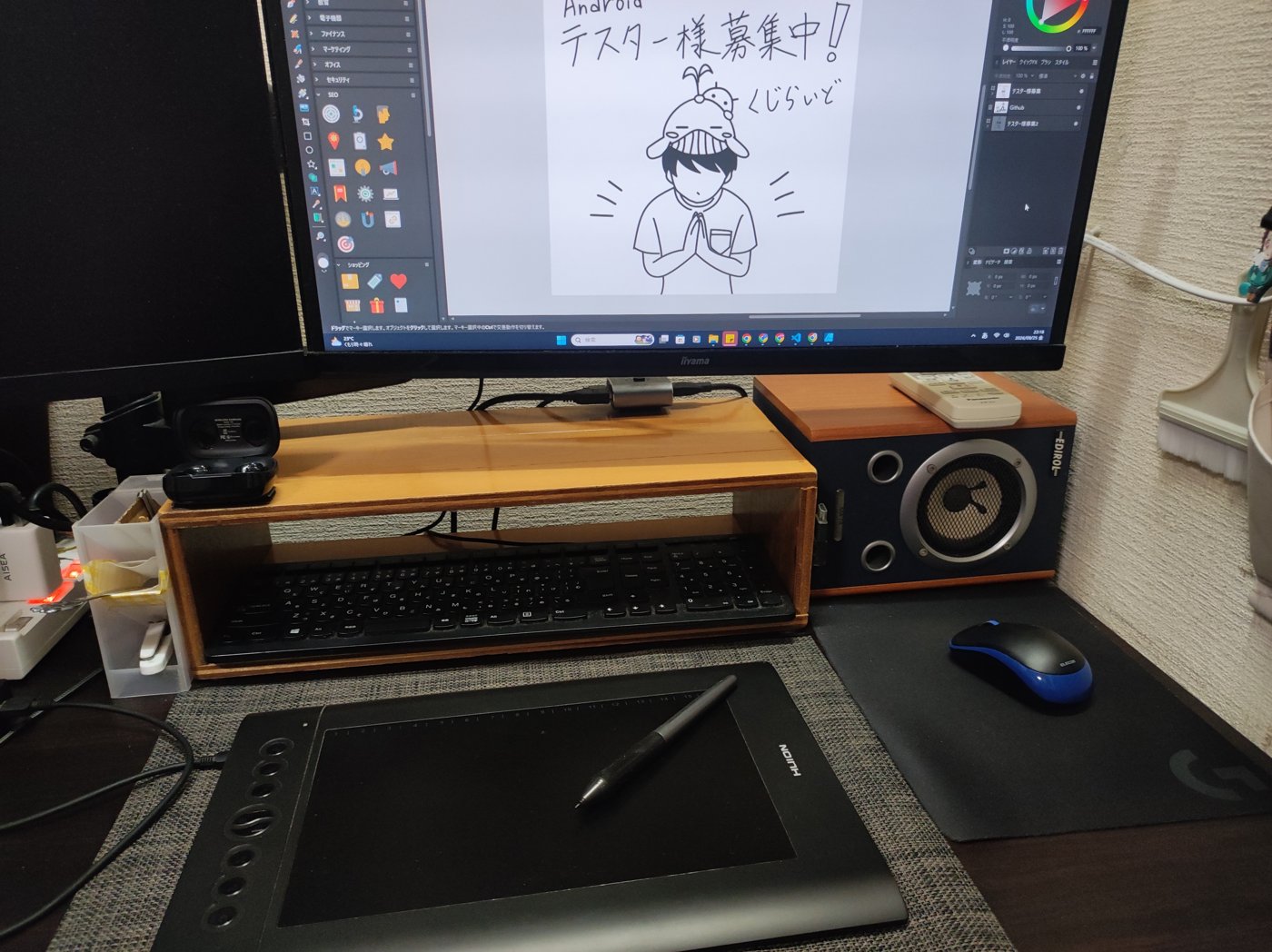 机の上のHUION H610PRO V2とモニター