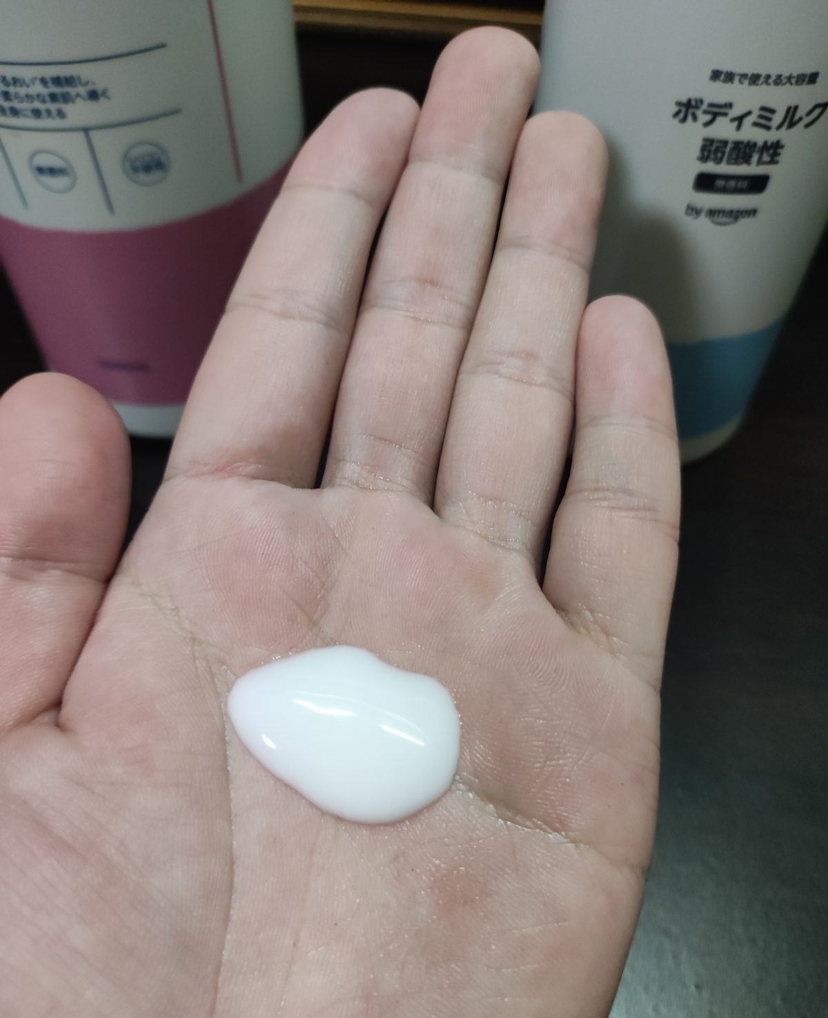by Amazon 弱酸性ボディミルクを手に出したところ
