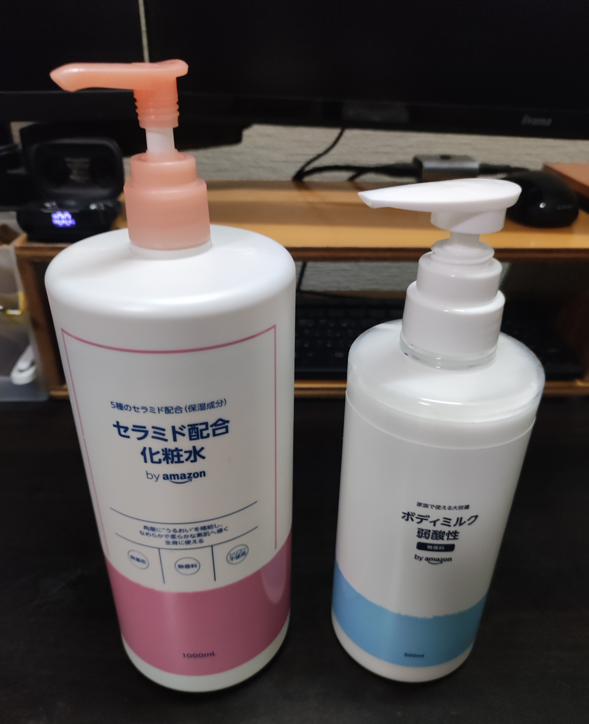 by Amazonのセラミド化粧水(左)と弱酸性ボディミルク(右)を並べたところ