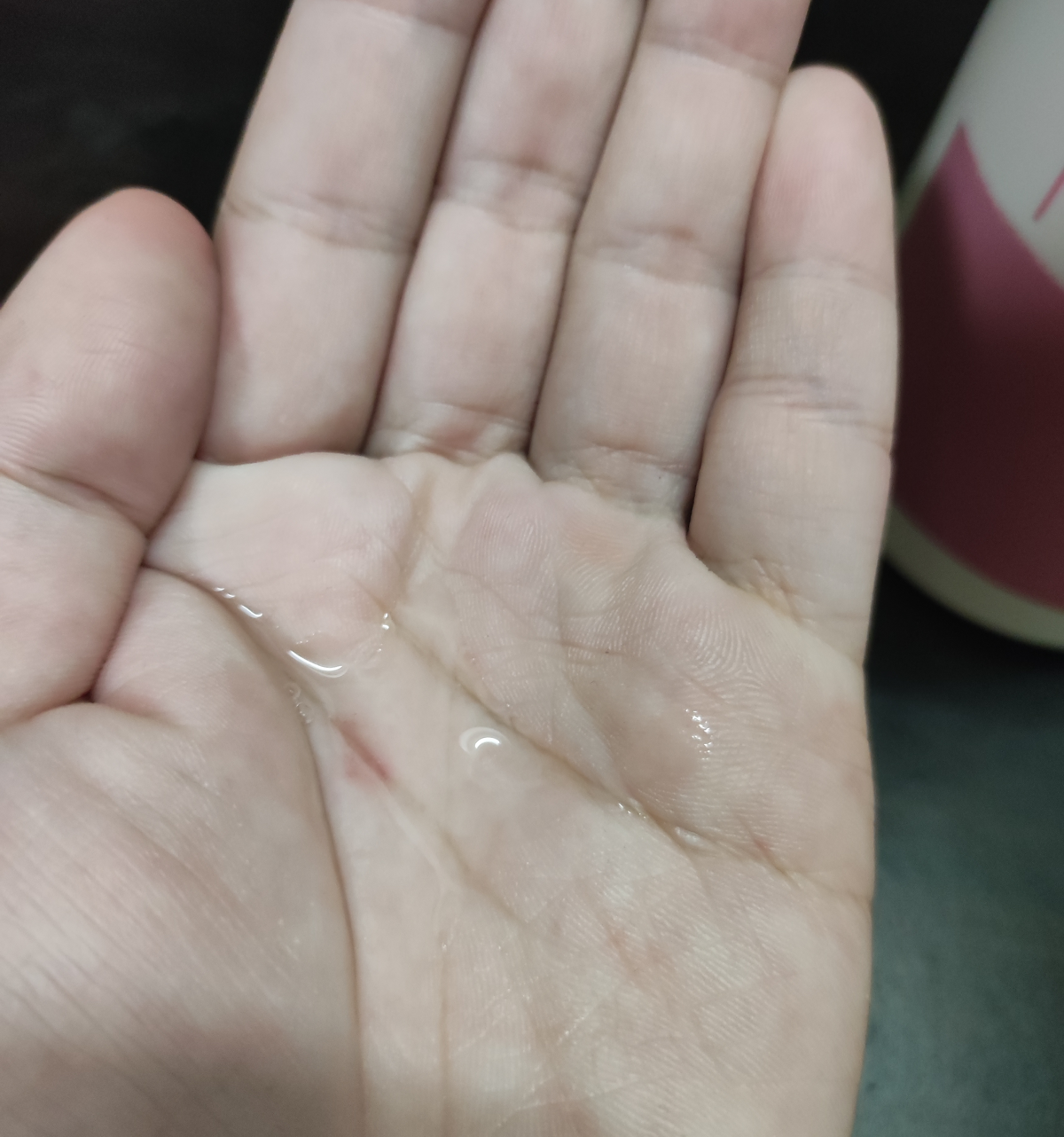 by Amazon セラミド配合化粧水を手に出したところ