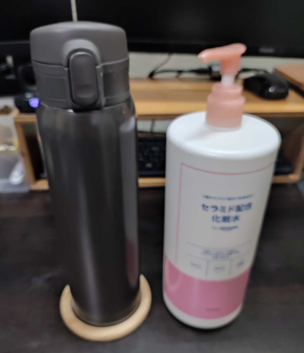by Amazon セラミド配合化粧水を水筒と並べたところ