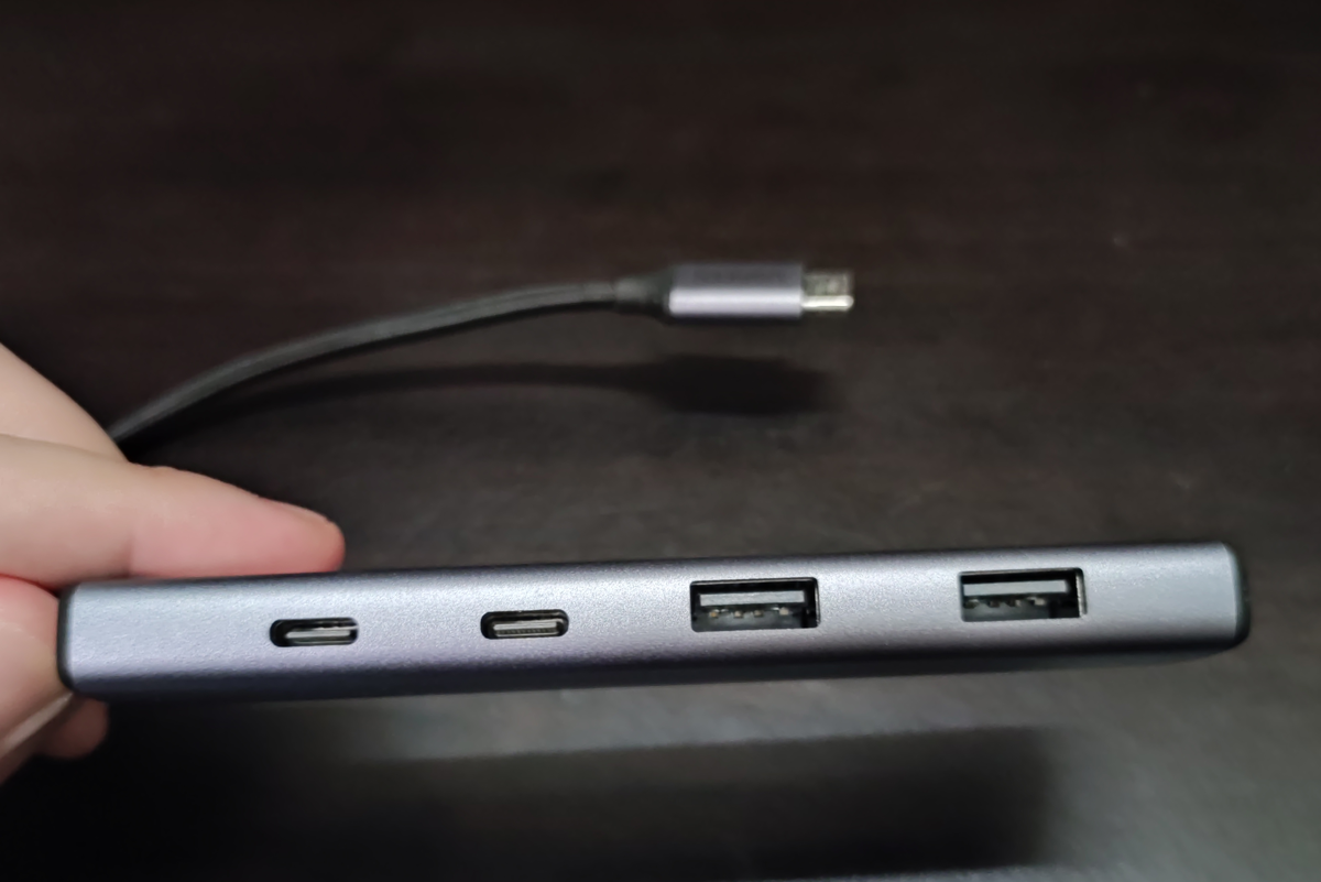 UGREEN USB-Cハブの差し込み口。USB-Cが2つ、USB-Aが2つ