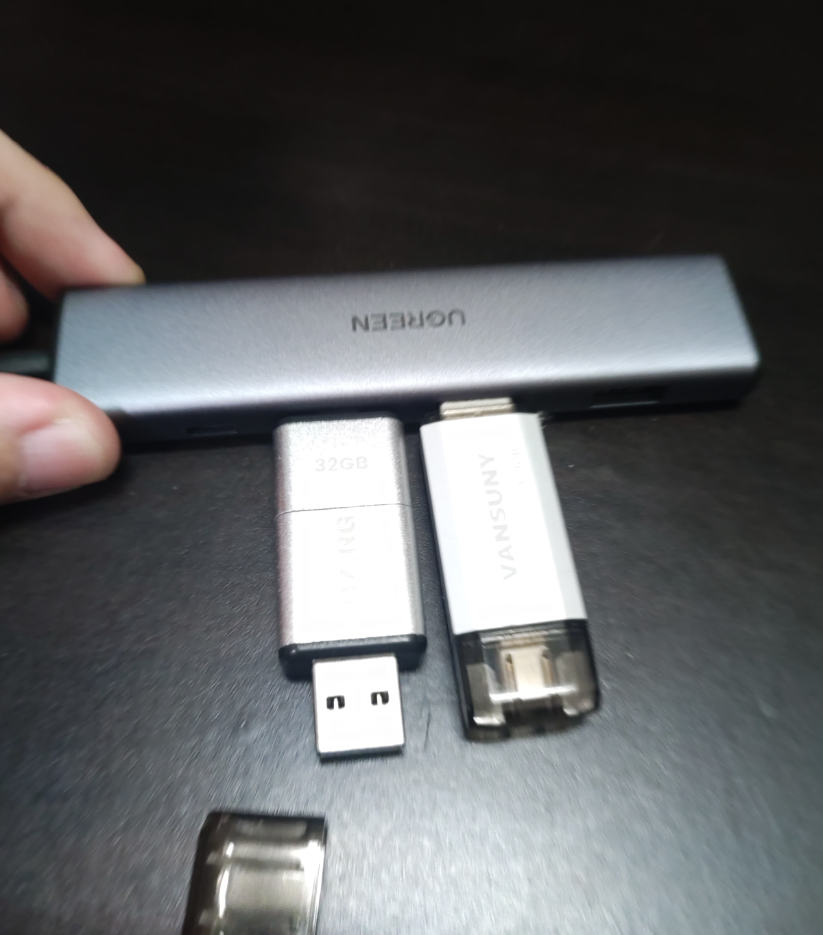 UGREEN USB-CハブにUSBメモリを2本挿したところ