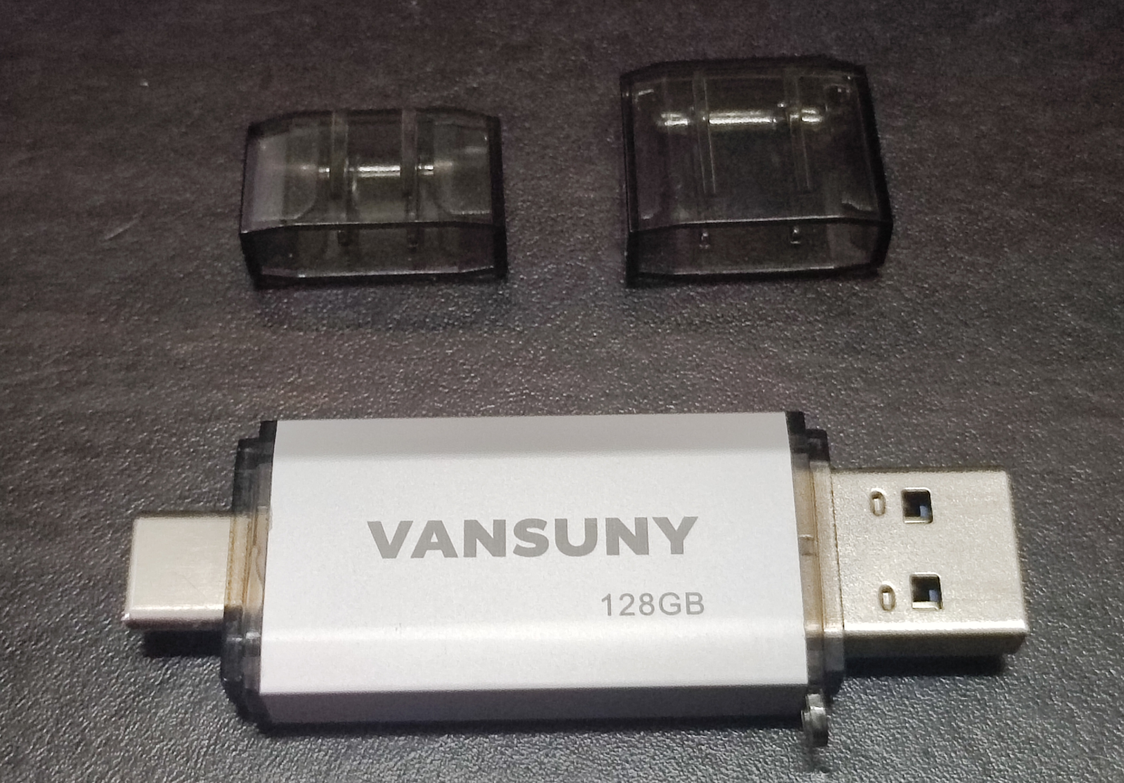Vansuny USBメモリ 128GB。キャップを外したところ。左がType-C、右がUSB-A